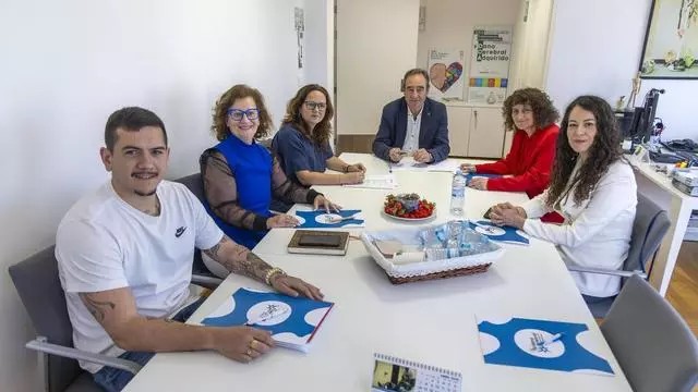 Visita da alcaldesa e da concelleira de Dereitos e Servizos Sociais á asociación Dano Cerebral Santiago