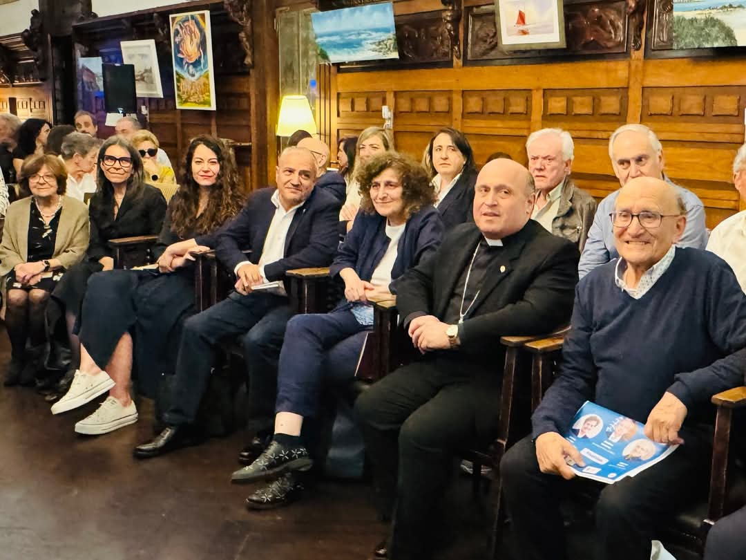 A alcaldesa de Santiago entrega o IV premio “Lorca, Guerra de Cal, Blanco Amor” ao diálogo e á concordia, ao rexedor de Xenebra
