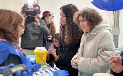 Goretti Sanmartín e María Rozas visitan a carpa instalado no Toural no Día Mundial da Diabetes